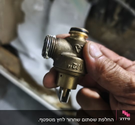 יד מחזיקה חלק מתכת קטן בצורת ברז